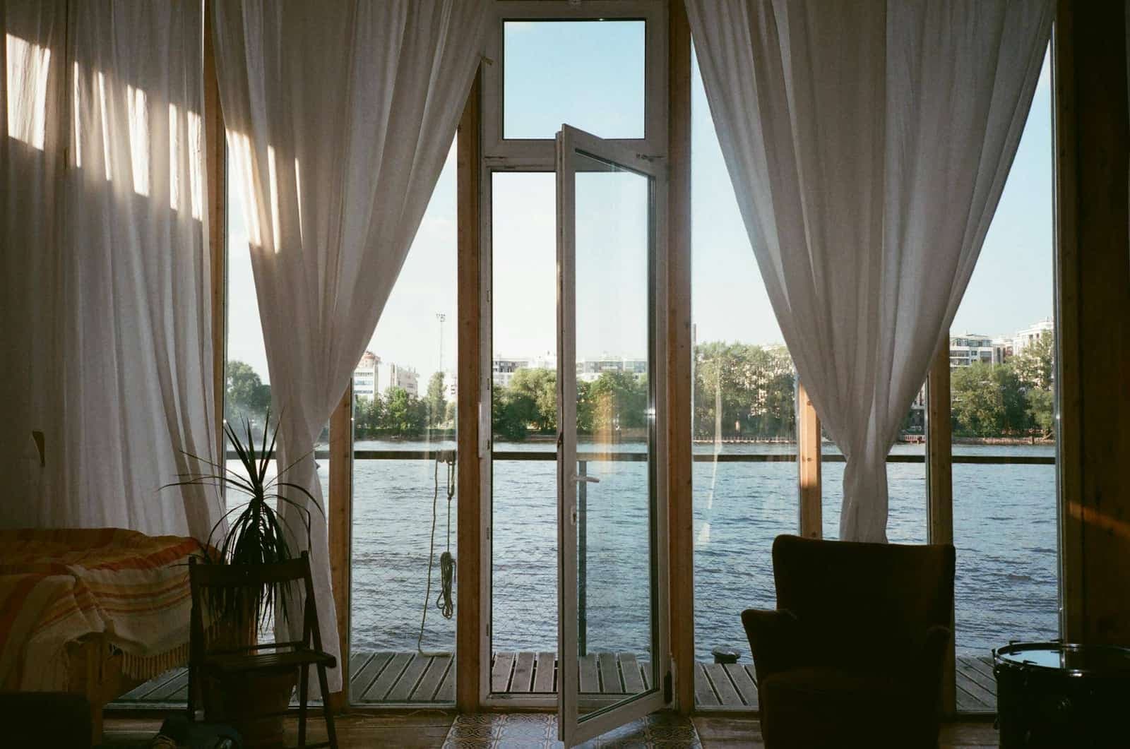 Saubere Gardinen am Fenster